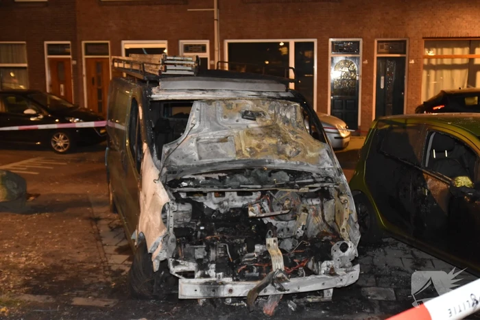 Bestelbus flink beschadigd door brand
