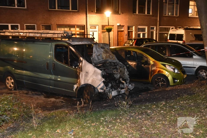 Bestelbus flink beschadigd door brand