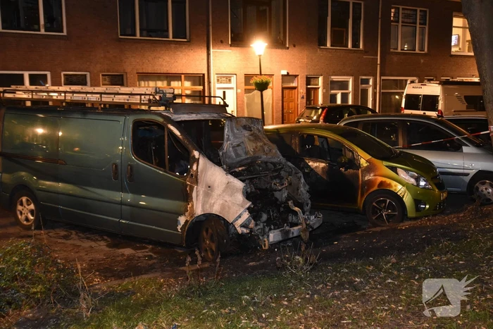 Bestelbus flink beschadigd door brand
