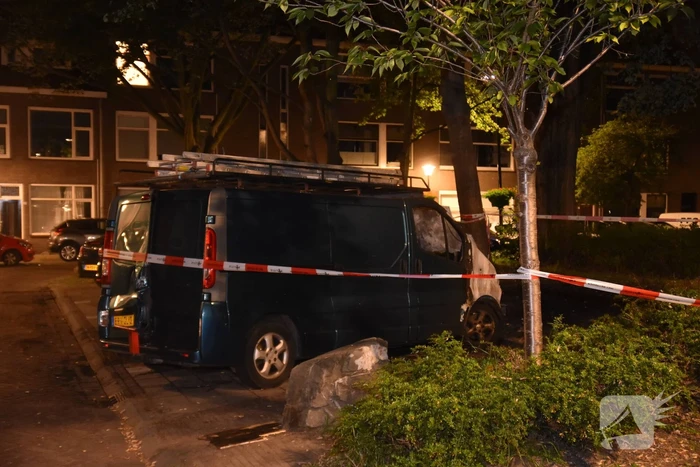 Bestelbus flink beschadigd door brand