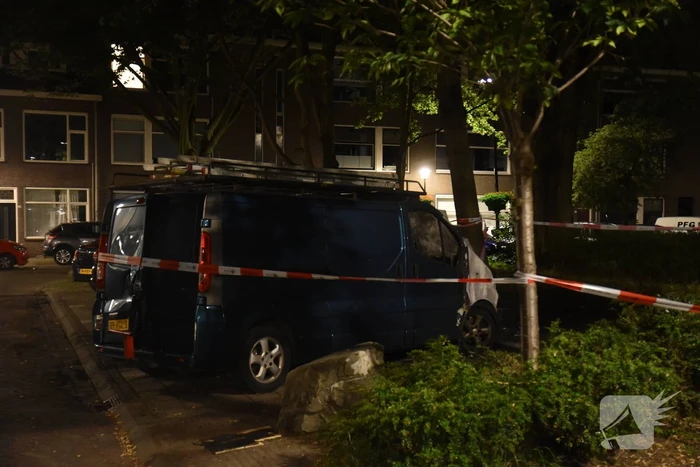 Bestelbus flink beschadigd door brand