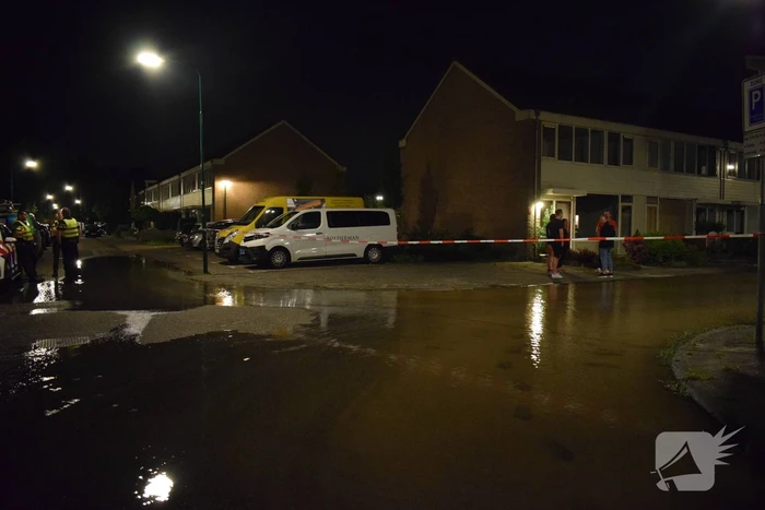Straat afgezet na gesprongen waterleiding