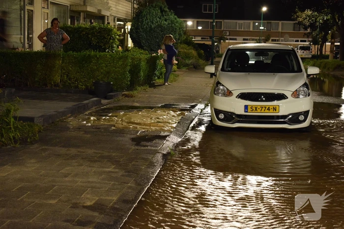 Straat afgezet na gesprongen waterleiding