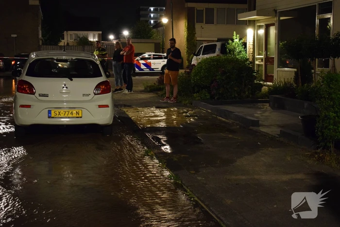 Straat afgezet na gesprongen waterleiding
