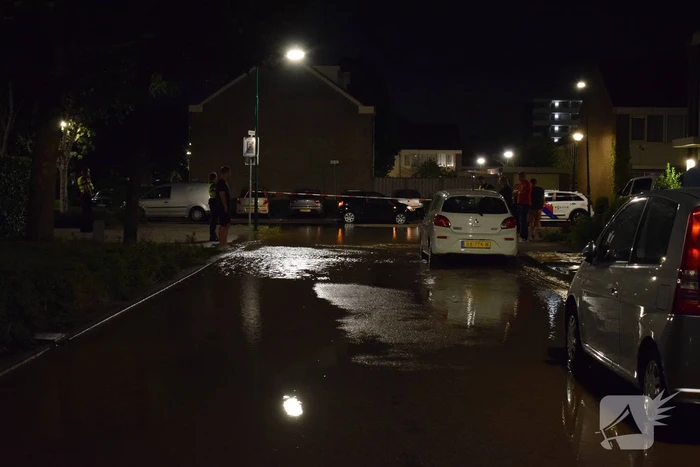 Straat afgezet na gesprongen waterleiding