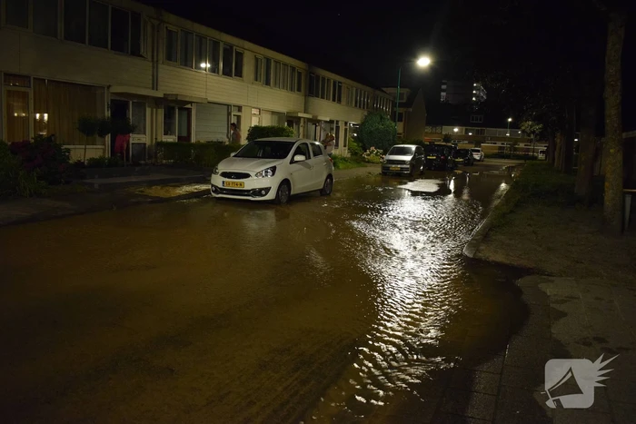 Straat afgezet na gesprongen waterleiding
