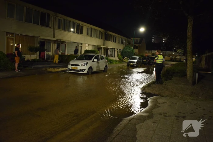 Straat afgezet na gesprongen waterleiding