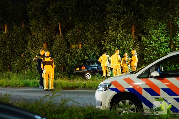Auto raakt van de weg en belandt in struiken
