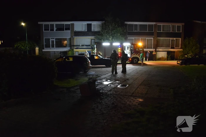 Auto en kliko in brand gestoken
