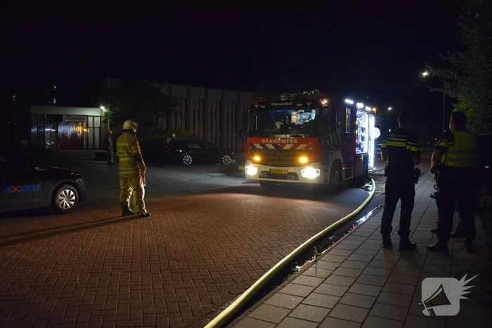 Auto en kliko in brand gestoken