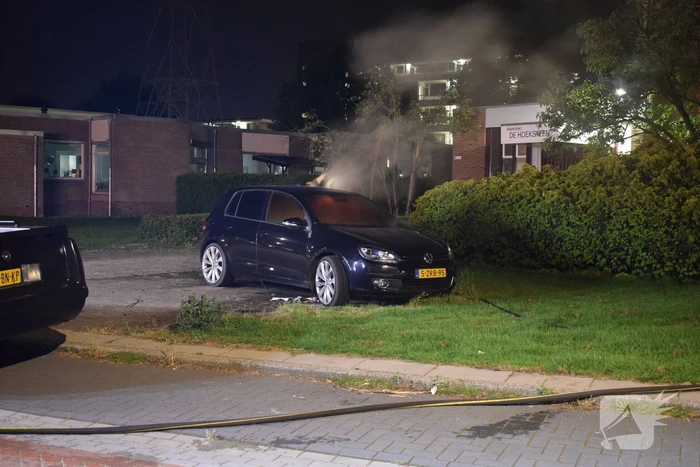 Auto en kliko in brand gestoken