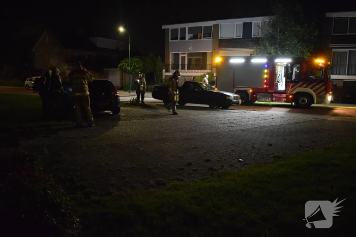 Auto en kliko in brand gestoken