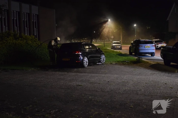Auto en kliko in brand gestoken