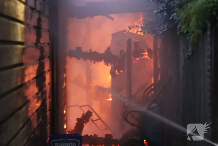 Drie schuren door brand verwoest