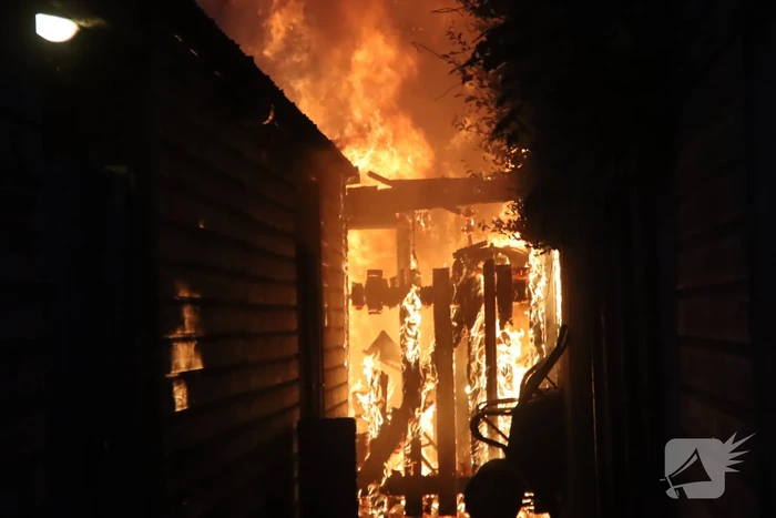 Drie schuren door brand verwoest