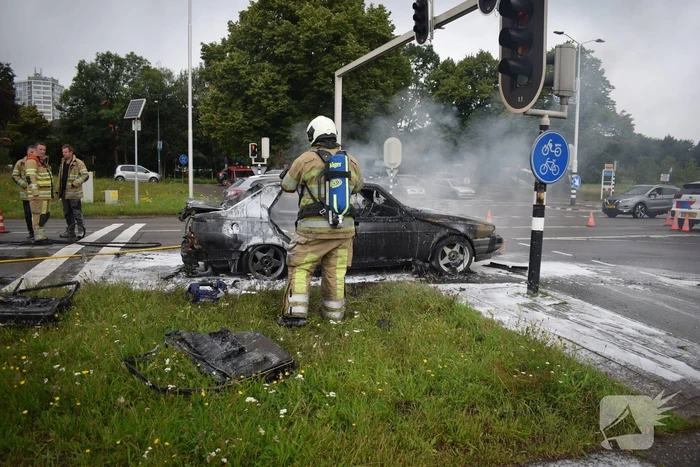 Auto brandt volledig uit bij verkeerslichten