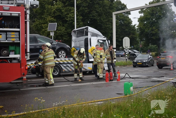 Auto brandt volledig uit bij verkeerslichten