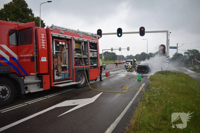 Auto brandt volledig uit bij verkeerslichten