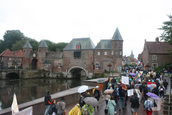 Demonstratie tegen spoedwet en anderhalve meter samenleving