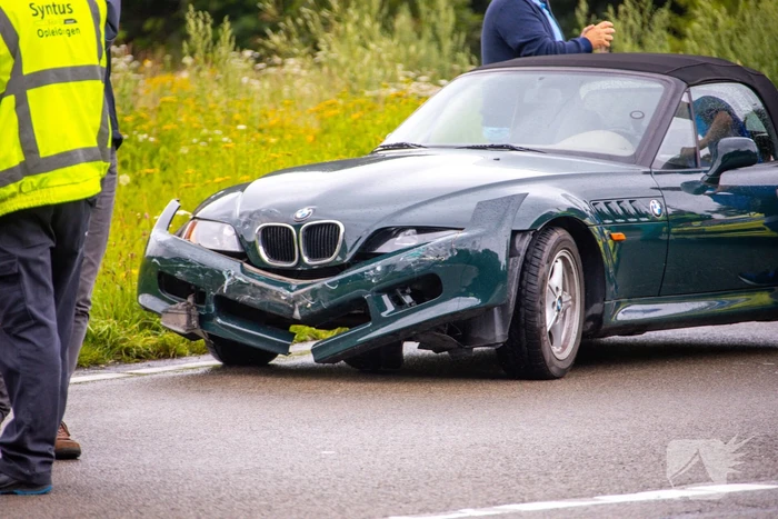 Schade na aanrijding tussen twee auto's