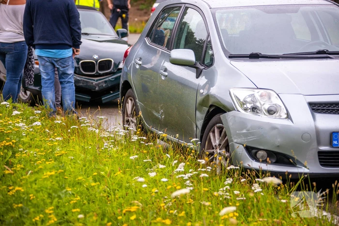 Schade na aanrijding tussen twee auto's