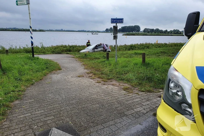 Bestuurster ramt betonnen palen