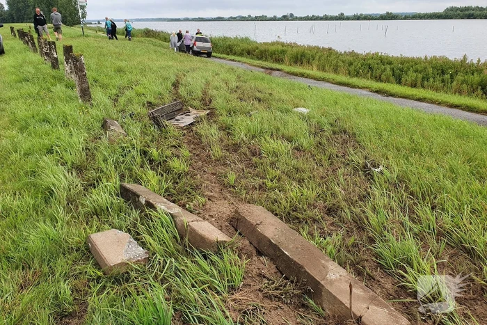 Bestuurster ramt betonnen palen