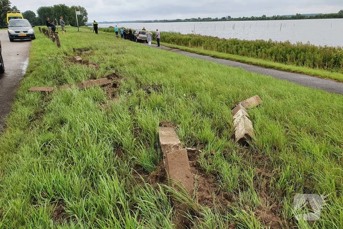 Bestuurster ramt betonnen palen