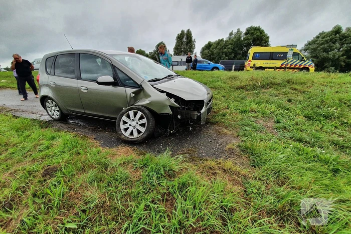 Bestuurster ramt betonnen palen