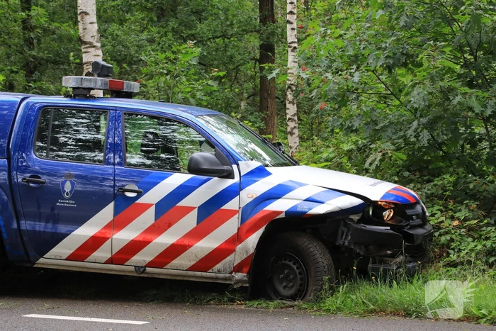 Auto van Koninklijke Marechaussee in botsing met andere auto
