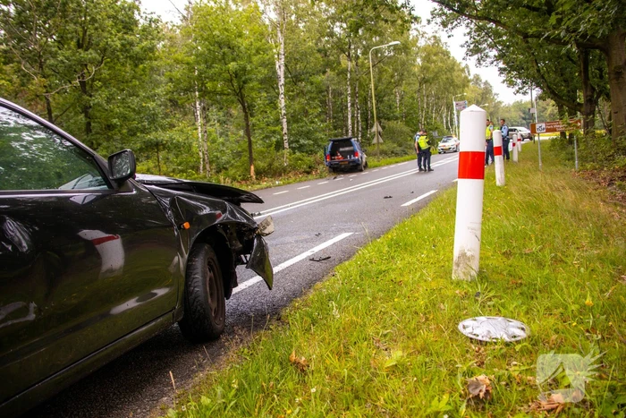 Auto van Koninklijke Marechaussee in botsing met andere auto