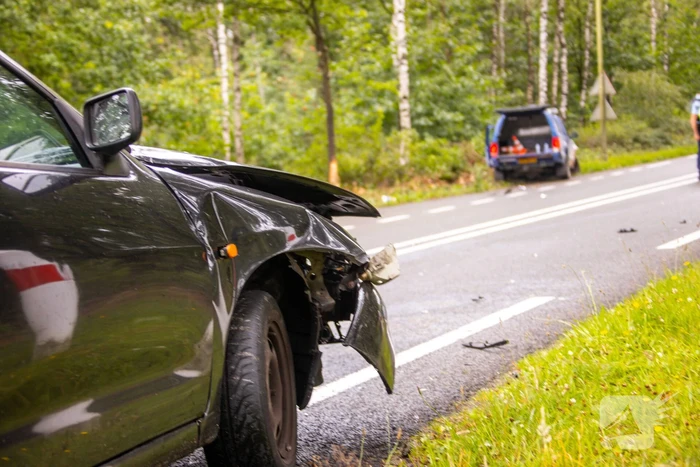 Auto van Koninklijke Marechaussee in botsing met andere auto