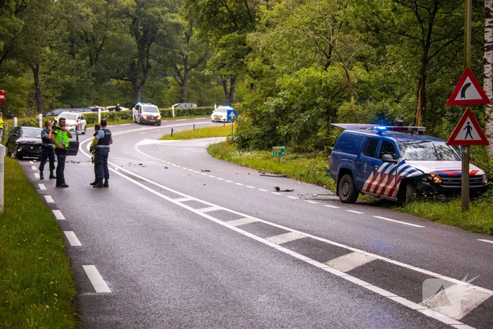 Auto van Koninklijke Marechaussee in botsing met andere auto