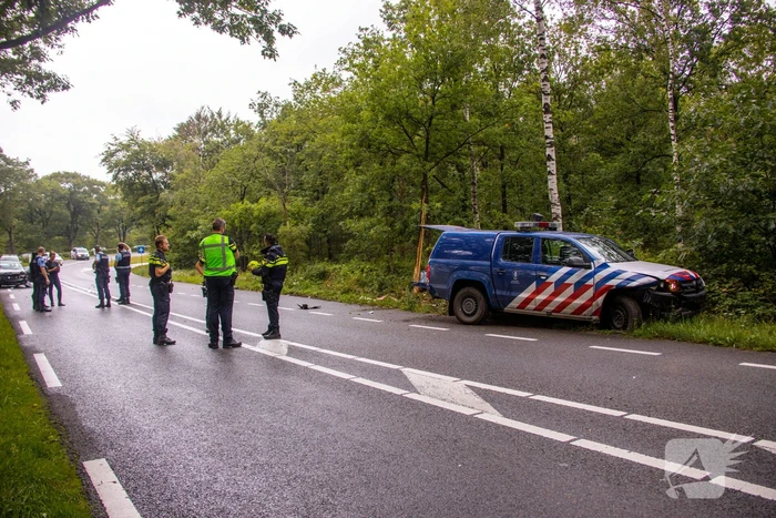 Auto van Koninklijke Marechaussee in botsing met andere auto