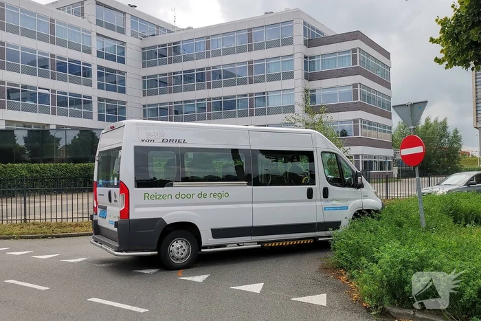 Taxichauffeur laat defecte taxibus achter op gevaarlijk punt