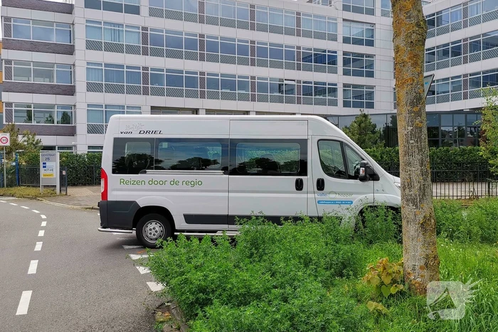 Taxichauffeur laat defecte taxibus achter op gevaarlijk punt
