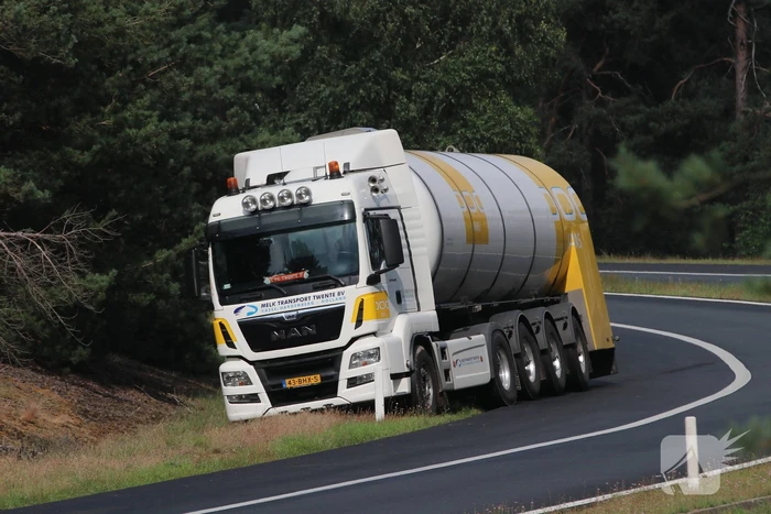 Vrachtwagen vol met melk rijdt zich vast in berm