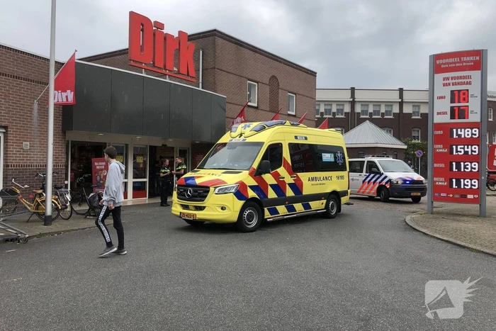 Jongetje aangereden voor supermarkt Dirk