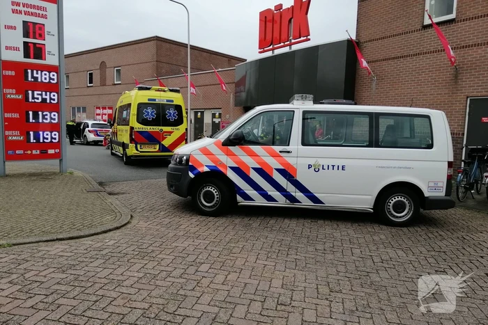 Jongetje aangereden voor supermarkt Dirk