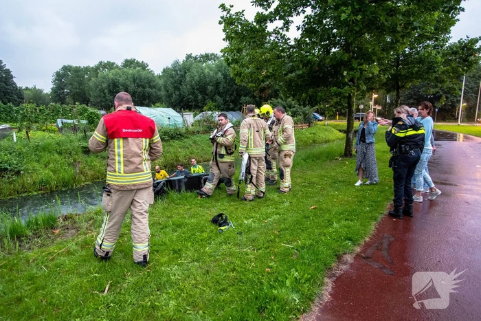 Zoekactie in sloot na aantreffen scooter