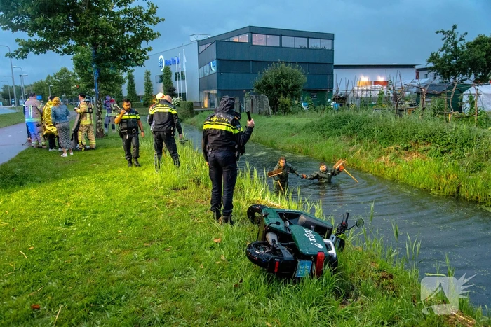 Zoekactie in sloot na aantreffen scooter
