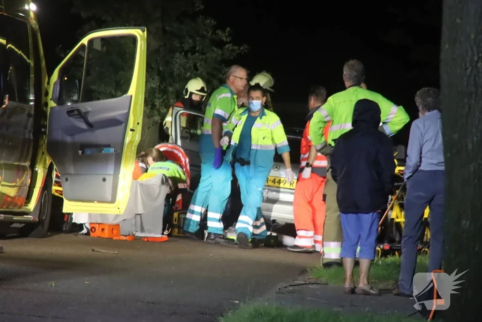 Gewonde bij aanrijding auto met boom