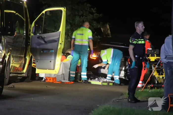 Gewonde bij aanrijding auto met boom