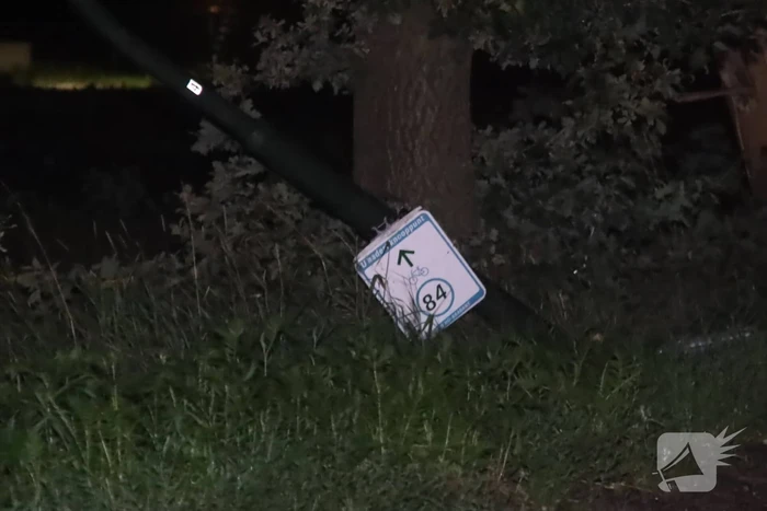 Gewonde bij aanrijding auto met boom