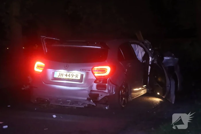 Gewonde bij aanrijding auto met boom