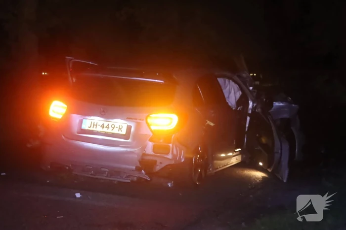 Gewonde bij aanrijding auto met boom