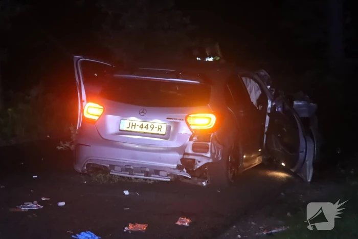 Gewonde bij aanrijding auto met boom