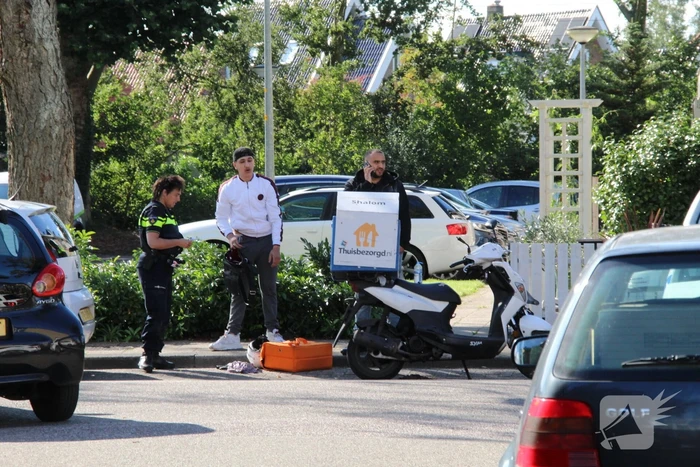 Maaltijdbezorger op brommer aangereden door auto