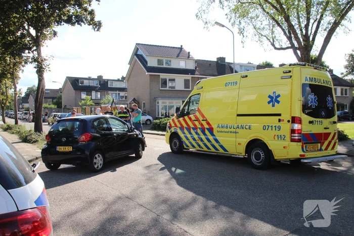 Maaltijdbezorger op brommer aangereden door auto