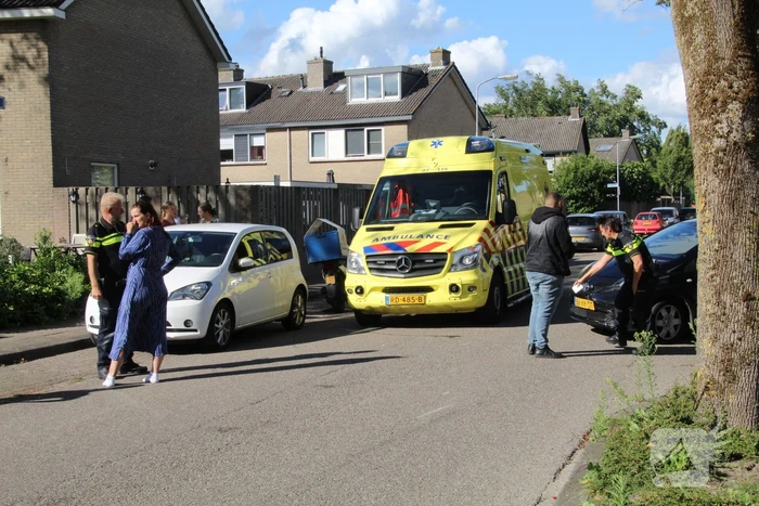Maaltijdbezorger op brommer aangereden door auto